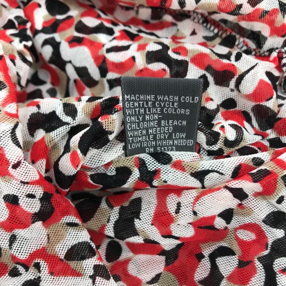 Kenneth Cole reaction top s cap sleeve ruched red white black geo - Picture 6 of 7